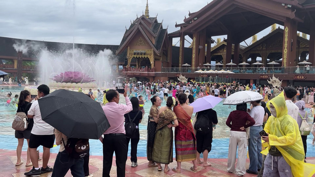 Au son d'une musique assourdissante, les gens s'aspergent d'eau. Apparemmetn, clea porte bonheur (ou richesse, je ne sais plus)Ganlanba Nongchang, Yunnan, Chine. 3 novembre 2025, 16:12.© Tobias Bührer 2025